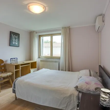 Semesterbostad House Planik *
